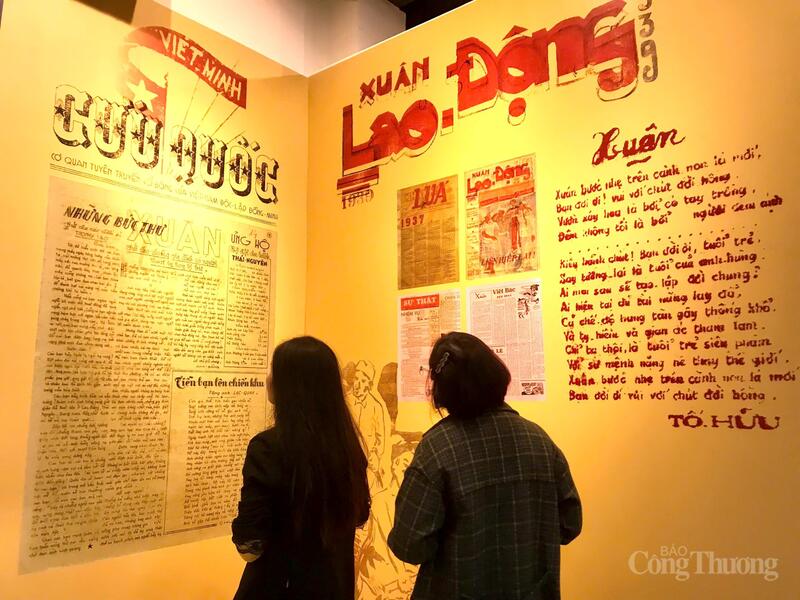 Trưng bày giới thiệu sưu tập báo Xuân của Đảng trước Cách mạng tháng Tám 1945. Ảnh: Hoa Quỳnh
