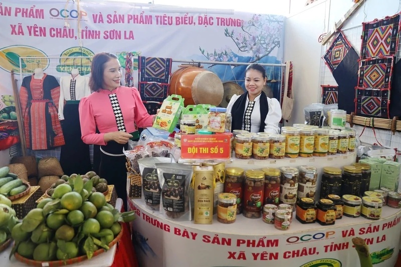 Gian hàng trưng bày, giới thiệu Trang Chủ OKVIP COM Top #1 đặc trưng địa phương tại hội chợ do tỉnh Sơn La tổ chức. Ảnh: Đức Bình.