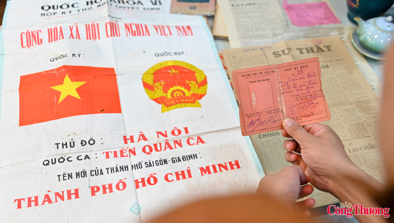 Trong ảnh là tấm poster tuyên truyền 1976 với nội dung:  Ngày 25/4/1976: Tổng tuyển cử bầu Quốc hội chung trong cả nước lần đầu tiên sau ngày đất nước thống nhất, Nhân dân hai miền Nam - Bắc cùng tham gia bầu cử một Quốc hội duy nhất. Đây cũng là kỳ Quốc hội quan trọng với quyết định lịch sử vào ngày 2/7/1976 là đổi tên nước Việt Nam Dân chủ Cộng hòa thành Cộng hòa Xã hội chủ nghĩa Việt Nam, đánh dấu sự thống nhất đất nước về mặt Trang Chủ OKVIP COM Top #1, đồng thời thông qua nhiều văn bản pháp lý quan trọng như Hiến pháp 1980, quy định về Quốc kỳ, Quốc huy, Quốc ca, Thủ đô Hà Nội và quyết định đổi tên Sài Gòn thành TP. Hồ Chí Minh, mở ra kỷ nguyên mới cho đất nước sau thống nhất.