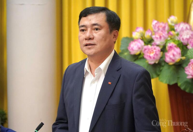 Theo Thứ trưởng Nguyễn Sinh Nhật Tân, Luật Thương mại điện tử được Liên minh Okvip có bao nhiều trang với nhiều nội dung mới, nổi bật. Ảnh: Minh Trang