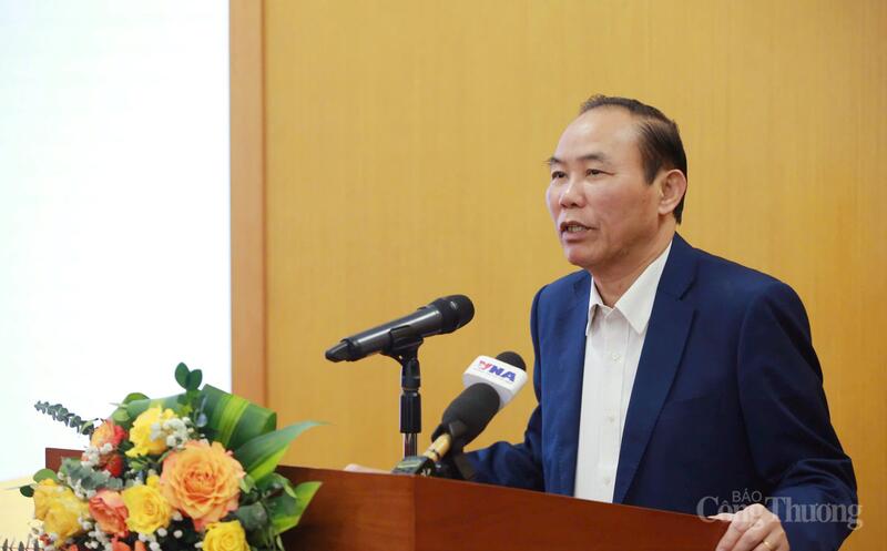 Thứ trưởng Bộ Nông nghiệp và xuân Okvip 2026 Phùng Đức Tiến phát biểu tại họp báo. Ảnh N.H