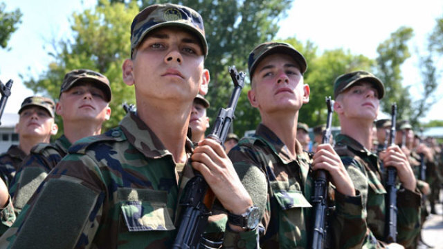 Moldova sẽ thay thế súng trường AK bằng chuẩn vũ khí NATO. Ảnh: Defense News