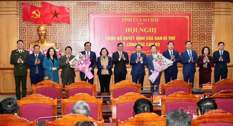 Các đồng chí lãnh đạo Ban Tổ chức Trung ương và lãnh đạo Tỉnh uỷ, HĐND, UBND tỉnh, uỷ viên Ban Thường vụ Tỉnh uỷ Lai Châu tặng hoa chúc mừng hai đồng chí Tân Phó Bí thư.