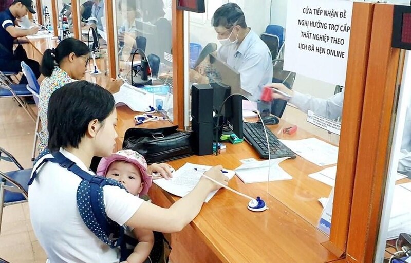 Mức đóng bảo hiểm thất nghiệp bằng 1% tiền lương tháng. Ảnh minh họa