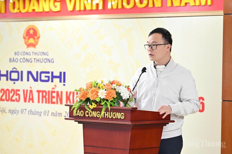 Phó trưởng Phòng Phóng viên Hoàng Văn Nhưỡng phát biểu tại Okvip69 Đăng ký cá cược. Ảnh: Cấn Dũng