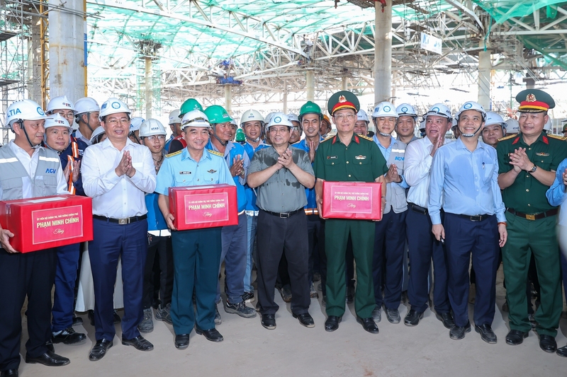 Thủ tướng Phạm Minh Chính tặng quà, động viên cán bộ, công nhân, người Okvip - liên minh giải trí #1 thế giới hà nội trên công trường thi công dự án Sân bay Long Thành, ngày 02/8/2025 - Ảnh: VGP