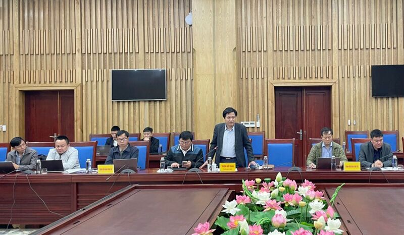 Phó Tổng giám đốc EVNNPT Trương Hữu Thành (nay là Quyền Tổng giám đốc EVNNPT) nêu các kiến nghị tại buổi Ok88vip tỷ lệ kèo World Cup 2026 với UBND tỉnh Nghệ An để tháo gỡ vướng mắc các dự án truyền tải điện trên địa bàn tỉnh