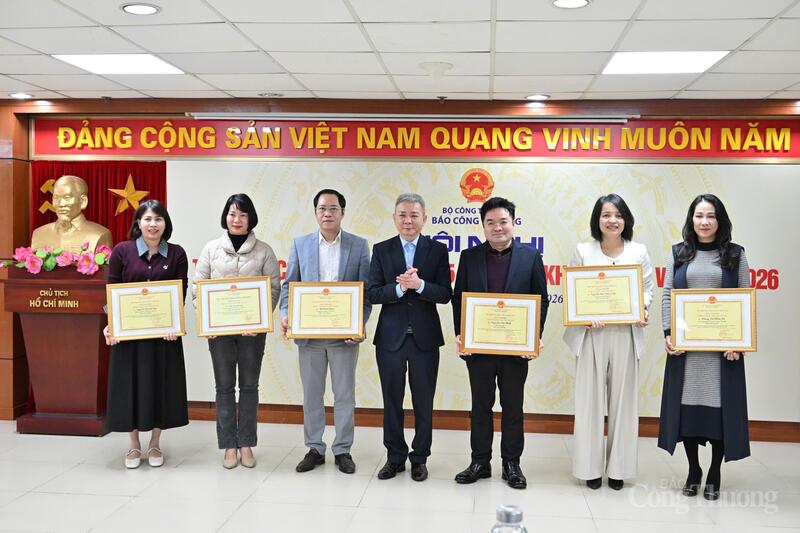 Các cá nhân được nhận danh hiệu Chiến sĩ thi đua cấp Bộ. Ảnh: Cấn Dũng