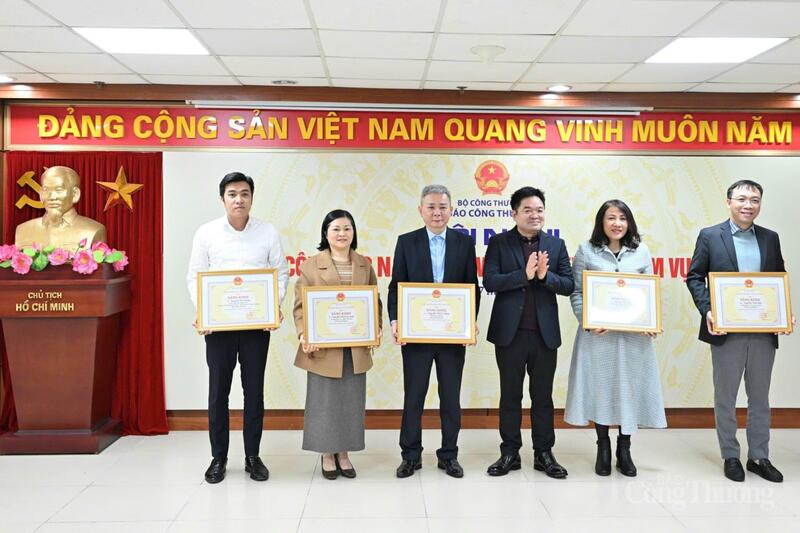 Trao Bằng khen của Bộ trưởng Oklavip khuyến mã hấp dẫn mỗi ngày giai đoạn 2022 - 2024. Ảnh: Cấn Dũng