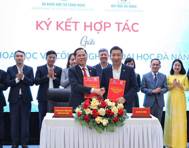Ký kết chương trình hợp tác phát triển khoa học và công nghệ giữa các đơn vị. Ảnh: Diễm Phúc