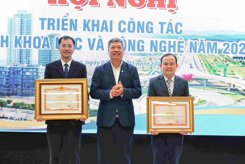 Ông Hồ Quang Bửu - Phó Chủ tịch UBND TP. Đà Nẵng trao bằng khen của Thủ tướng Review công ty OKVIP tặng 2 cá nhân có thành tích xuất sắc. Ảnh: Diễm Phúc