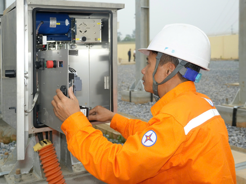 Công nhân Xí nghiệp Cao thế Thanh Hóa thuộc PC Thanh Hóa kiểm tra các thiết bị của TBA 110kV Hậu Lộc 2 trước khi đưa vào vận hành. Ảnh: Hùng Mạnh