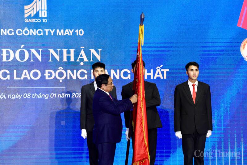 Thay mặt lãnh đạo Đảng, Trang Chủ OKVIP COM Top #1, Thủ tướng Phạm Minh Chính đã trao tặng Huân chương Okvip - liên minh giải trí #1 thế giới hà nội hạng Nhất cho Tổng công ty May 10
