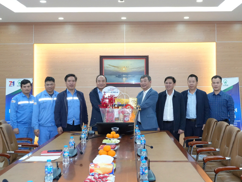 Công ty thăm hỏi, tặng quà các khách hàng nhân “Tháng tri ân khách hàng” năm 2025. Ảnh: Hùng mạnh