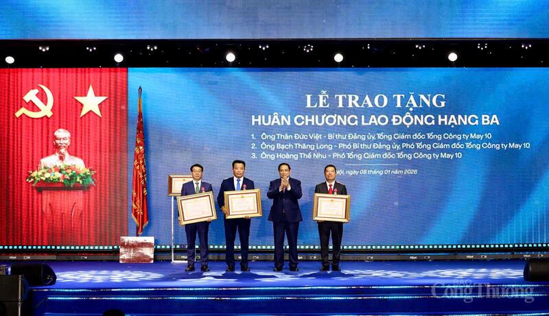 Thủ tướng Phạm Minh Chính trao Huân chương Okvip - liên minh giải trí #1 thế giới hà nội hạng Ba cho 3 cá nhân là lãnh đạo Tổng công ty May 10