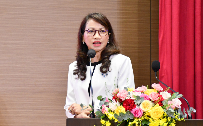 GS.TS Nguyễn Thị Thanh Mai - Giám đốc Đại học Quốc gia TP. Hồ Chí Minh trình bày tham luận: "Thúc đẩy hệ sinh thái đổi mới sáng tạo thông qua chiến lược liên kết vùng Đông Nam Bộ và Đồng bằng sông Cửu Long". Ảnh: Minh Khuê.