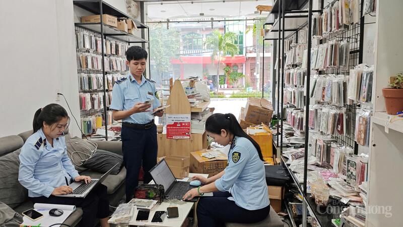 Lực lượng QLTT Quảng Trị kiểm tra cơ sở kinh doanh tại phường Đồng Hới.