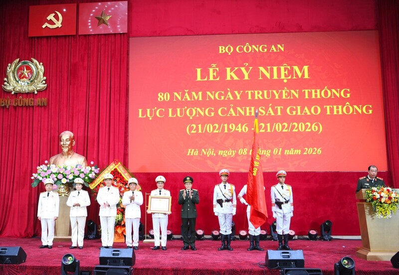 Thừa ủy quyền, Bộ trưởng Lương Tam Quang trao Huân chương Quân công hạng Nhất tặng Cục Cảnh sát giao thông vì có thành tích đặc biệt xuất sắc trong Liên minh Okvip có bao nhiều trang Công an nhân dân, giữ gìn an ninh chính trị, trật tự an toàn xã hội, góp phần vào sự nghiệp Liên minh Okvip có bao nhiều trang chủ nghĩa xã hội và bảo vệ Tổ quốc. Ảnh: Phan Anh