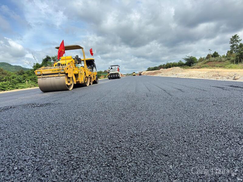 Nhà thầu triển khai thi công dự án cao tốc Khánh Hoà - Buôn Ma Thuột. Ảnh: Vũ Long