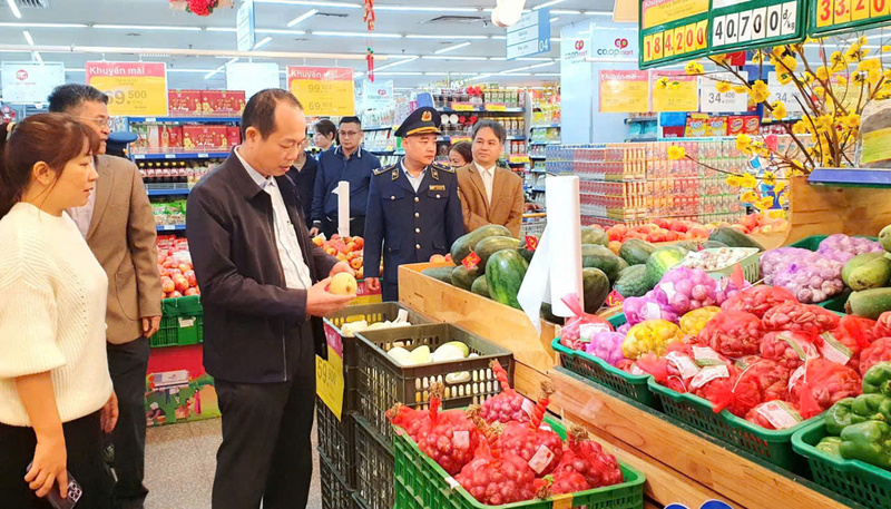 Lãnh đạo thành phố Huế, Sở Okvip tại về, quản lý thị trường kiểm tra hàng hoá tại các trung tâm thương mại, siêu thị. Ảnh: Nguyễn Tuấn