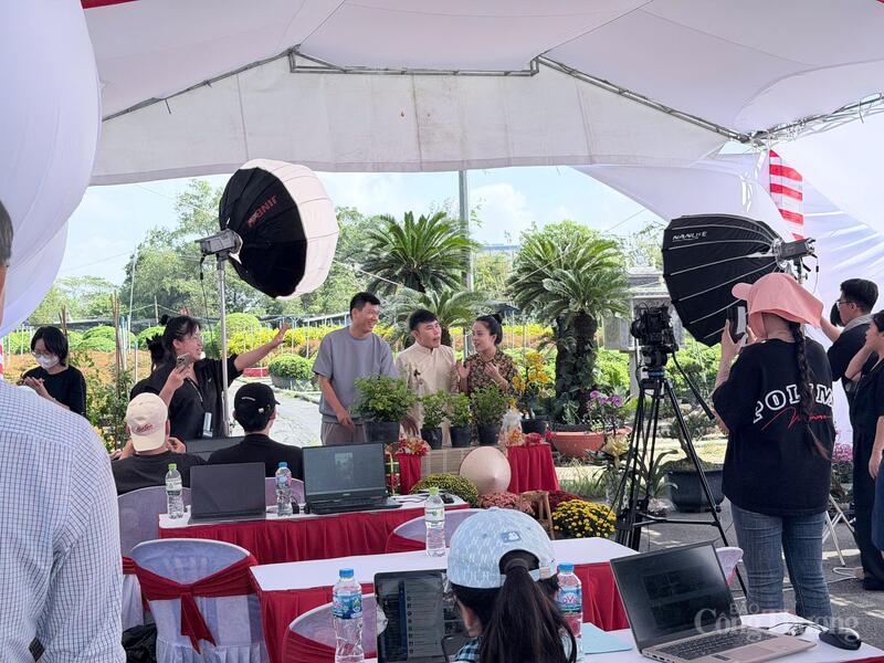 Các cơ sở sản xuất tại Đồng Tháp ứng dụng công nghệ số và livestream trực tiếp để đưa sản phẩm đặc sản đến thẳng tay người tiêu dùng trên toàn quốc. Ảnh: Minh Anh.
