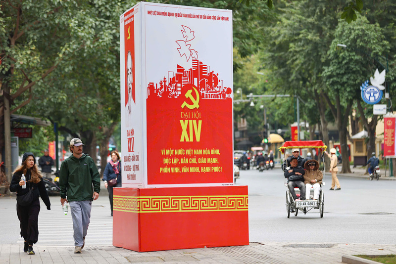 Biểu trưng Đại hội Đảng XIV hòa vào không gian đô thị Hà Nội, tạo nên điểm nhấn tuyên truyền gần gũi trong sinh hoạt thường nhật của thành phố.