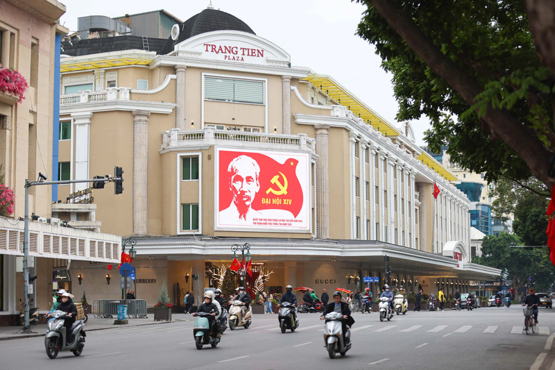 Hình ảnh Chủ tịch Hồ Chí Minh gắn với biểu trưng Đại hội Đảng XIV được đặt trang trọng trên mặt tiền khu vực Tràng Tiền, góp phần lan tỏa không khí chào mừng sự kiện chính trị trọng đại của đất nước.