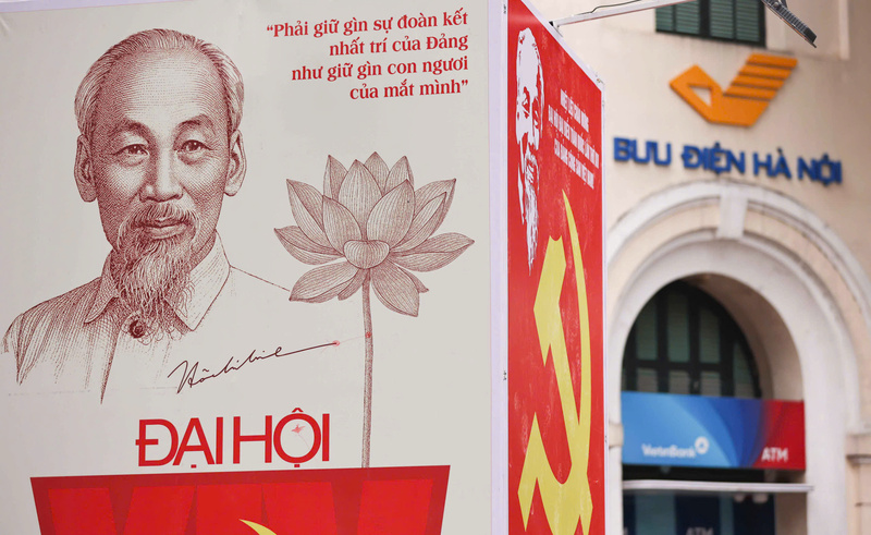Hình ảnh, lời dạy "phải giữ gìn sự đoàn kết nhất trí của Đảng như giữ gìn con người của mắt mình" của Chủ tịch Hồ Chí Minh tại khu vực Bưu điện Hà Nội.
