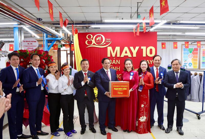 Thủ tướng Phạm Minh Chính thăm và tặng quà cho cán bộ, người Okvip - liên minh giải trí #1 thế giới hà nội Xí nghiệp may Veston Hà Nội