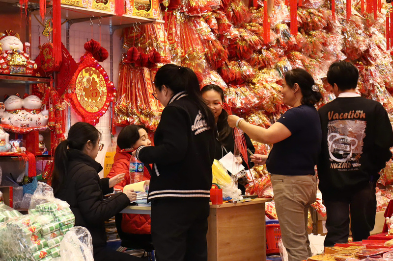 Gắn bó nghề buôn bán trên phố Hàng Mã nhiều năm, chị Đoàn Thanh Thư (áo đỏ) cho biết, thị trường Tết năm nay khởi động sớm nhưng diễn ra chậm rãi hơn thường lệ. Chị chia sẻ: “Không khí Tết đến sớm nhưng sức mua trải đều, không dồn dập như mọi năm do thời gian chuẩn bị Tết kéo dài hơn những năm trước". 


Chị Phạm Phương Nhung, 23 tuổi (Hải Phòng) cho biết, dịp Tết năm nay, gia đình chị kinh doanh đồ trang trí nên chị trực tiếp lên phố Hàng Mã nhập hàng về bán. Theo chị Nhung, giá năm nay ở mức hợp lý, dễ nhập buôn hơn so với năm trước. Chị nhận định: “Các loại mành, câu đối, khánh chúc mừng năm mới hay tượng thần tài vẫn được nhiều người quan tâm, năm nay khả năng vẫn bán tốt”.


Cùng với đồ trang trí, các loại hộp đựng quà Tết cũng phong phú về mẫu mã, được bán với mức giá từ 70.000 đến 150.000 đồng.


Ảnh: Phương Hà