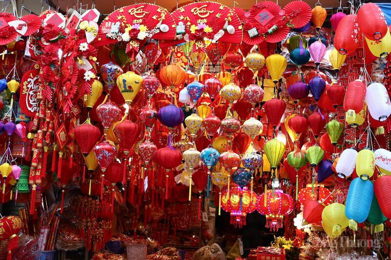 Con phố nhỏ giữa lòng khu phố cổ Hà Nội bừng sáng bởi sắc đỏ, vàng của đèn lồng, câu đối, phong bao lì xì và vô vàn món đồ trang trí Tết.


Nổi bật là linh vật ngựa - biểu tượng của năm Bính Ngọ.