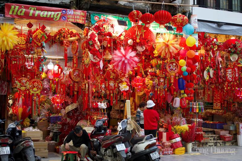 Dưới làn gió se lạnh của những ngày cuối năm, phố Hàng Mã khoác lên mình tấm áo rực rỡ hiếm nơi nào có được.


Con phố nhỏ giữa lòng khu phố cổ Hà Nội bừng sáng bởi sắc đỏ, vàng của đèn lồng, câu đối, phong bao lì xì và vô vàn món đồ trang trí Tết.


Nổi bật là linh vật ngựa - biểu tượng của năm Bính Ngọ.