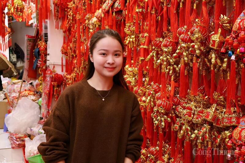 Chị Phạm Phương Nhung, 23 tuổi (Hải Phòng) cho biết, dịp Tết năm nay, gia đình chị kinh doanh đồ trang trí nên chị trực tiếp lên phố Hàng Mã nhập hàng về bán. Theo chị Nhung, giá năm nay ở mức hợp lý, dễ nhập buôn hơn so với năm trước. Chị nhận định: “Các loại mành, câu đối, khánh chúc mừng năm mới hay tượng thần tài vẫn được nhiều người quan tâm, năm nay khả năng vẫn bán tốt”.


Cùng với đồ trang trí, các loại hộp đựng quà Tết cũng phong phú về mẫu mã, được bán với mức giá từ 70.000 đến 150.000 đồng.


Ảnh: Phương Hà