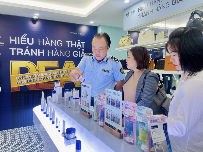 Phòng trưng bày với chủ đề “Hiểu hàng thật - Tránh hàng giả”. Ảnh: Thu Trang/Báo Tin tức