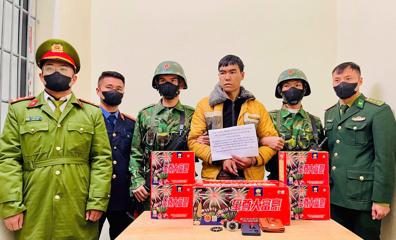 Đối tượng Phàn Láo San cùng tang vật bị lực lượng chức năng bắt giữ. Ảnh: Bộ đội Biên phòng tỉnh Lai Châu.