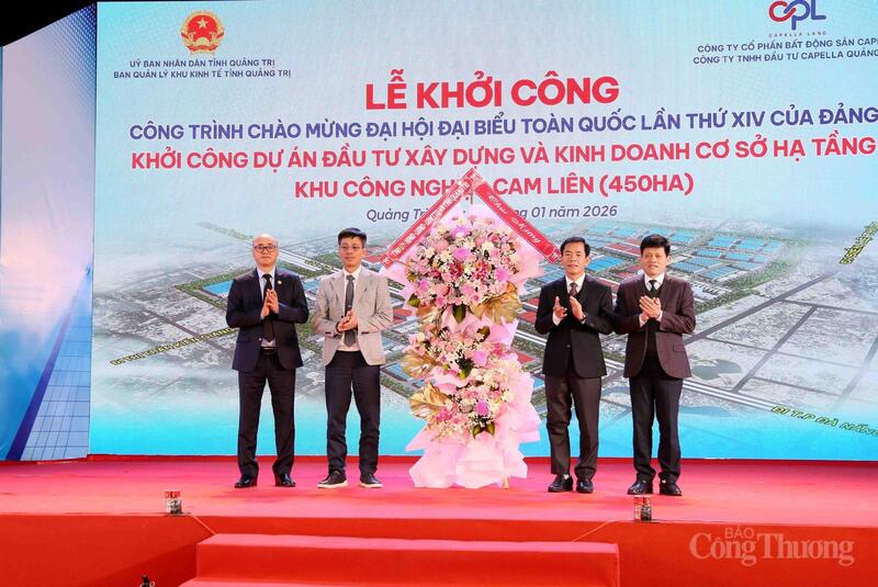 Lãnh đạo tỉnh Quảng Trị tặng hoa chúc mừng nhà đầu tư dự án.