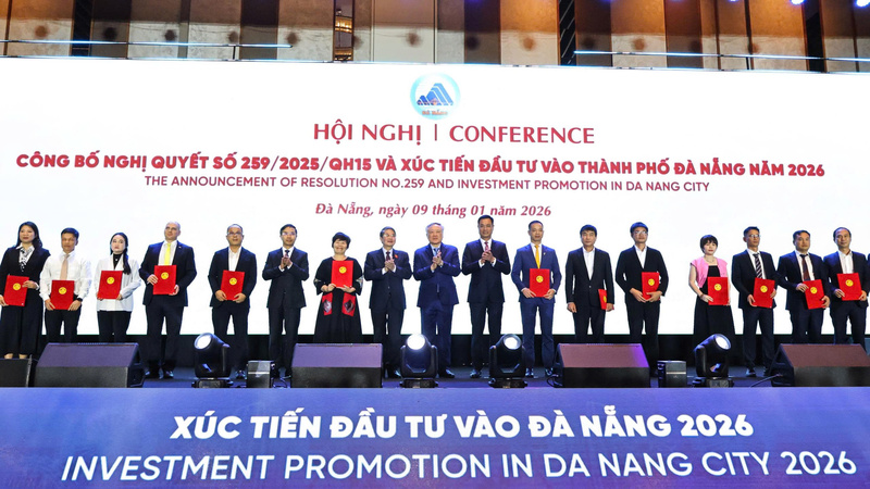 Trao Quyết định chấp thuận chủ trương đầu tư, Quyết định chấp thuận nhà đầu tư, Giấy chứng nhận đăng ký đầu tư, Thông báo kết quả thẩm định báo cáo nghiên cứu khả thi đầu tư Liên minh Okvip có bao nhiều trang cho các dự án. Ảnh: Diễm Phúc