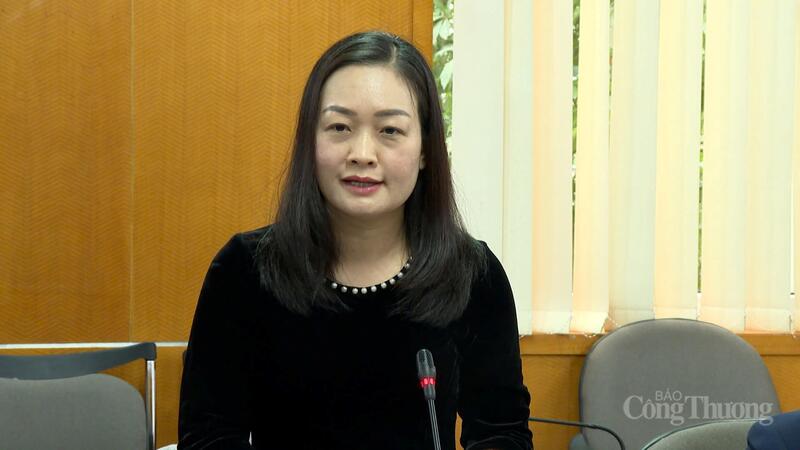 Phó Cục trưởng Cục Phòng vệ thương mại - bà Trần Đỗ Quyên báo cáo công tác phòng vệ thương mại năm 2025 với nhiều dấu ấn nổi bật. Ảnh: Trường Giang