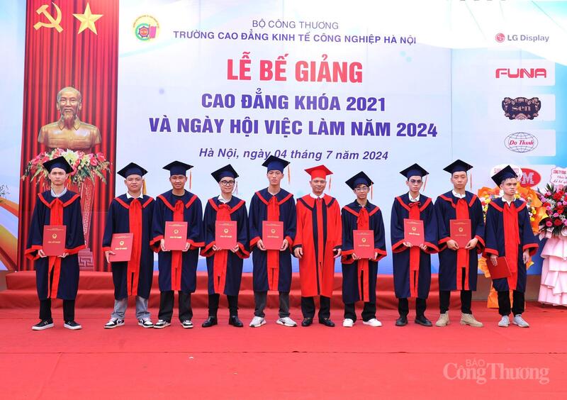 TS. Đồng Trung Chính trao bằng Liên Minh OK VIP Game Online Giải Trí Cá Cược cho các sinh viên.