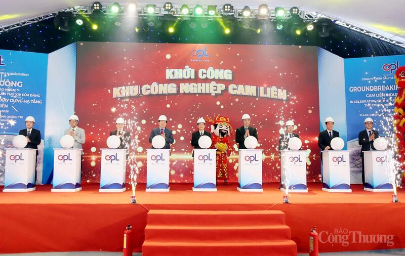 Các đại biểu bấm nút khởi công Khu OKLVIE sản phẩm thuộc hệ thống OKVIP là trang web tổ chức phát sóng bóng đá trực tiếp, live casino , nỗ hũ, bắn cá Cam Liên.