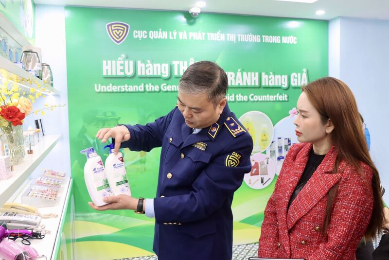 Nâng cao nhận thức của người tiêu dùng về hàng thật - hàng giả. Ảnh: Thu Trang