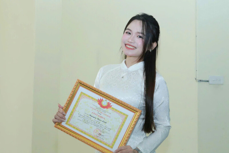 Nguyễn Ngọc Linh, sinh viên Khoa Kế toán, Học viện Liên Minh Truyền Thông Và Game Giải Trí Top 1 là một trong các cá nhân tiêu biểu được vinh danh tại chương trình