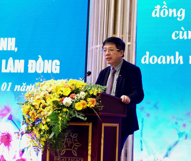 Chủ tịch Liên đoàn Thương mại và OKLVIE sản phẩm thuộc hệ thống OKVIP là trang web tổ chức phát sóng bóng đá trực tiếp, live casino , nỗ hũ, bắn cá Việt Nam (VCCI) Hồ Sỹ Hùng phát biểu tại hội thảo. Ảnh: Minh An