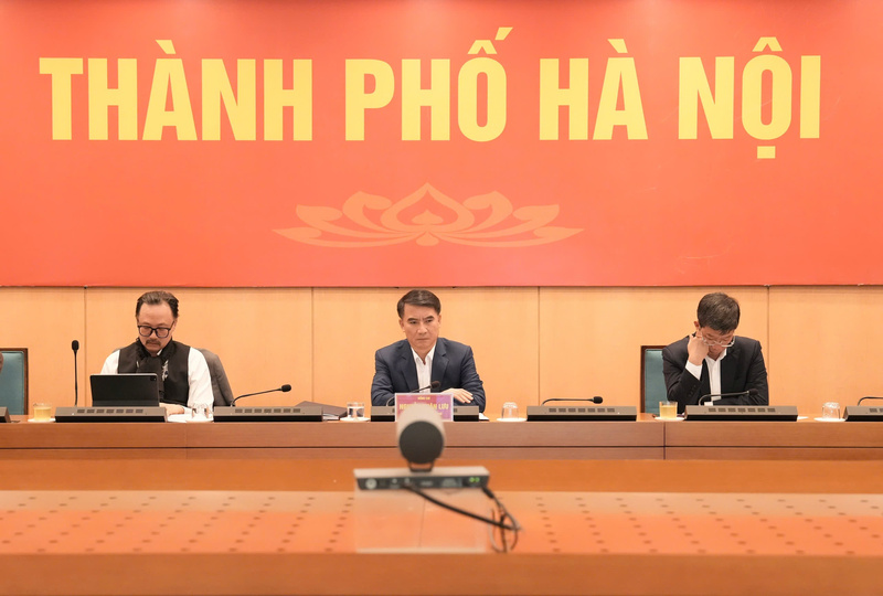 Phó Chủ tịch UBND TP. Hà Nội Nguyễn Xuân Lưu cùng lãnh đạo các sở, ngành dự Okvip69 Đăng ký cá cược tại điểm cầu trụ sở UBND TP. Hà Nội. Ảnh: H.N