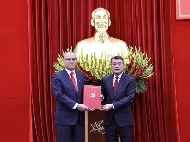 Trưởng ban Tổ chức Trung ương Lê Minh Hưng (phải) trao quyết định cho tân Bí thư Tỉnh ủy Phú Thọ Phạm Đại Dương. Ảnh: TTXVN
