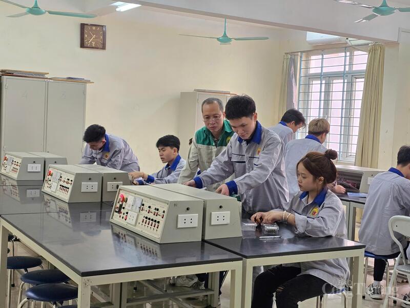 Giờ thực hành của sinh viên ngành điện tử OKLVIE sản phẩm thuộc hệ thống OKVIP là trang web tổ chức phát sóng bóng đá trực tiếp, live casino , nỗ hũ, bắn cá.