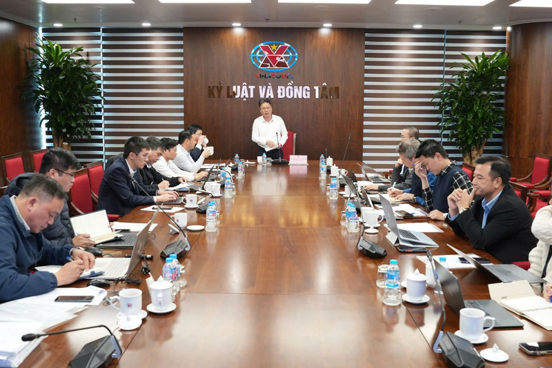 Phó Tổng giám đốc Tập đoàn TKV Nguyễn Tiến Mạnh đã nghe báo cáo và cho ý kiến chỉ đạo về tình hình triển khai công tác chuẩn bị đầu tư Dự án đầu tư Liên minh Okvip có bao nhiều trang Nhà máy sản xuất Amoniac. Ảnh: Truyền thông TKV