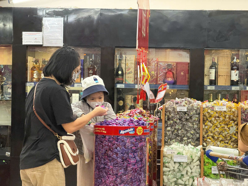 Mặt hàng phục vụ Tết như bánh, kẹo, áo quần, hoa quả... rất phong phú. Ảnh: Tuệ Lâm