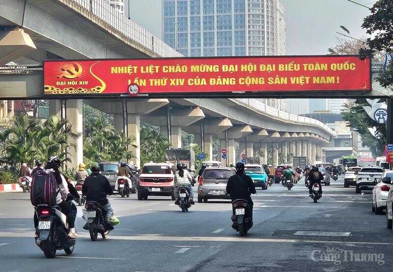Tuyến phố Nguyễn Trãi, Hà Nội rực rỡ hơn thường nhật.