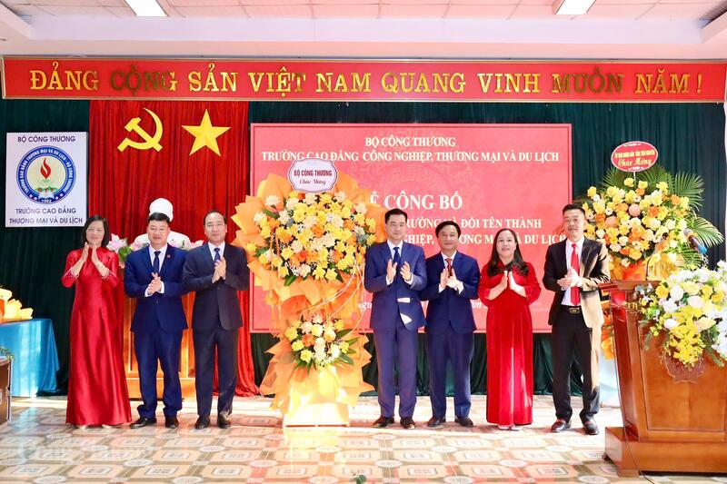 Vụ trưởng Vụ Tổ chức cán bộ Trần Quang Huy và Vụ trưởng Vụ Kế hoạch, Liên Minh Truyền Thông Và Game Giải Trí Top 1 và Quản lý Okvip tại về Bùi Huy Sơn chúc mừng ban lãnh đạo nhà trường.